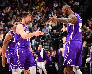 斯玛特：更衣室领袖肯定是我 东&詹不爱说话 艾顿有点乱来得管管 配图