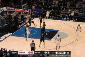 这球硬气！申京掩护后下顺 接球起飞单臂暴力隔扣戈贝尔！ 配图