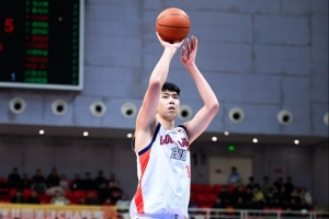 媒体人：广州细节有点粗糙 打强队关键球抓不住机会 防守易出问题 配图