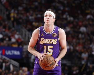 外线哑火！里夫斯半场8投仅2中拿到7分5助3断 三分3中0 配图