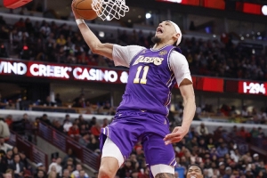 拉拉维亚抢断 詹姆斯仙人指路助飞海斯 湖人开场先声夺人 配图