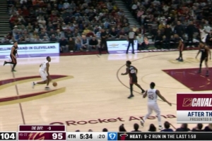 攻防发力！韦尔三分命中&鲍威尔压哨也有 热火打出9-2攻击波 配图