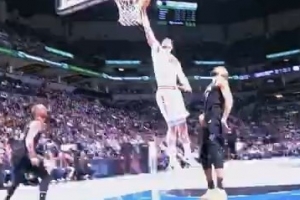 举火烧天！杜兰特送击地妙传 申京接球起飞单臂暴扣 配图