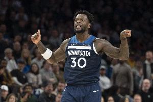 很强硬！兰德尔篮下强打小史密斯抛投反超火箭1分 配图