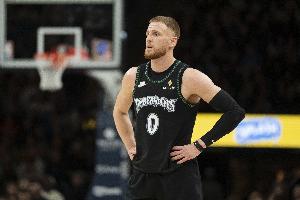 迪文岑佐：申京的扣篮仿佛盖棺定论 暂停后我们昂首挺胸做出回应 配图