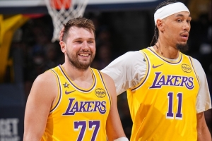 21分10板！雷迪克：队友都知道海斯挡拆顺下的威胁 都会给他传球 配图