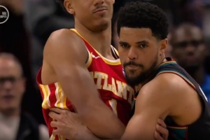 激烈！T·哈里斯和杰伦·约翰逊摔跤 活塞挑战成功&后者进攻犯规 配图