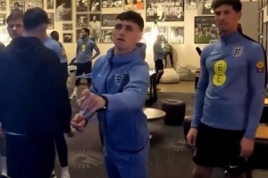 180分！福登在英格兰基地射飞镖掷出满分，三镖均中20×3 配图