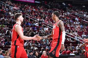 打了72场还没找到传球默契?申京:有时候是判断偏差 非沟通问题 配图