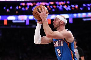 今天没带准星！卡鲁索三分8投仅1中 拿到9分4板2助&正负值-12 配图