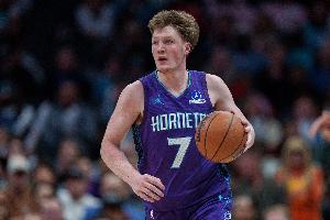 20岁236天！克尼佩尔单赛季至少甩进250记三分 NBA历史最年轻！ 配图