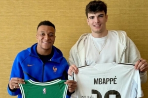 皇马系碰面!乌戈·冈萨雷斯与足坛巨星姆巴佩两人交换球衣 配图