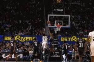 时间刚刚好！锡安接球中路突击 起飞出手压哨命中 配图