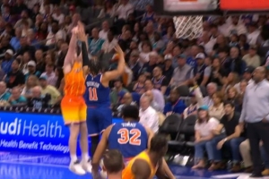 三分雨顶不住！克尼佩尔加长追身三分自信命中 黄蜂领先到15分 配图