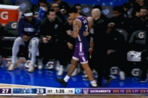 手指脱臼？国王球员海斯手指受伤主动犯规返回更衣室 配图