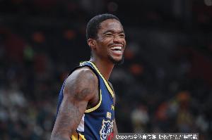 两队就你自己上双！萨姆纳半场出战11分钟 12中7砍下19分2板2断 配图