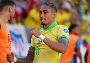 TNT：拉菲尼亚在对阵法国时半场被换下，他抱怨右大腿肌肉疼痛 配图