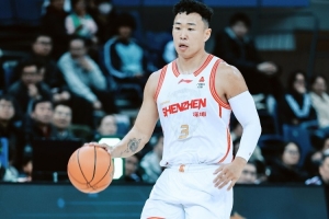 被限制得出手不多!贺希宁首发31分钟 三分5中3拿到11分3助2断 配图