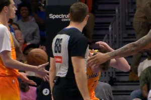 哈哈！球迷篮筐后面投篮直接砸到了克尼佩尔脑袋 配图