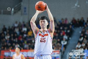 前19分59秒魔鬼最后1秒变天使！张皓嘉半场压哨三分 3中1得3分2板 配图