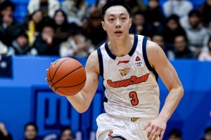 最后超远绝平三分太难了！胡明轩10中4&三分7中2拿到10分3板3助 配图