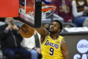 南湾湖人战胜苏瀑天空力量 布朗尼9分3板5助 克内克特19分4板2助 配图