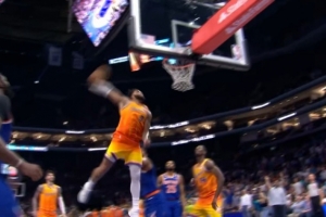 杀死比赛！小桥三分不中自投自抢 垫步起飞拉满弓单臂暴力战斧！ 配图