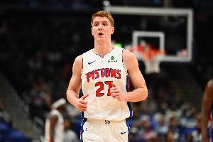 14中9得22分！杜伦：许尔特不只是纯射手 他和全队磨合得非常融洽 配图