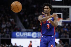 活塞主帅:奥萨尔让我想起了阿泰的防守风采 没几个人能做到这样 配图