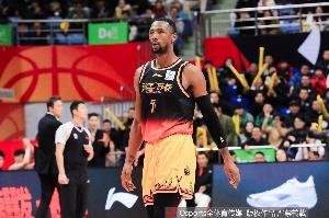 内外开花！贾尔斯半场11中6砍下17分9板 三分4中3 配图