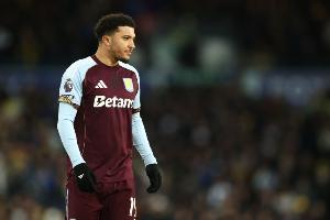 记者：维拉与埃尔切进行热身赛，上半场桑乔肩部受伤 配图