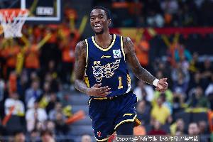 太猛了！萨姆纳首节6分钟7中5高效砍下13分1板2断 配图