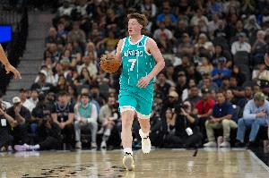 【菜鸟】克尼佩尔26分11板8助&最年轻250三分先生 费尔斯13分6助 配图