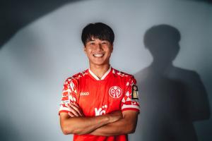 官方：美因茨买断24岁日本中场川崎飒太 配图