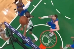 杰伦·布朗吐槽多特：打我头那一下就像爷爷打孙子一样 真烦 配图