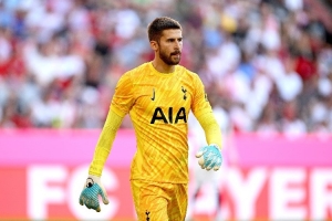 英媒：维卡里奥特意挑选热刺空档期接受疝气手术，他长期受此折磨 配图