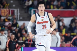 京媒：焦泊乔不打也不会改变战局 北京需要限制萨姆纳领衔的外线 配图