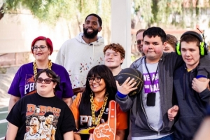 做公益!罗伊斯·奥尼尔为当地校区捐赠2万美元 以此支持师生发展 配图