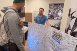 密密麻麻全是爱！湾区电台为库里38岁生日献上“超级贺卡”！ 配图