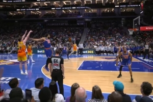 顶级！克尼佩尔顶着唐斯再扔进三分 甚至都没站稳！三分7中5了！ 配图