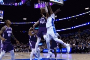 给新秀上强度！小卡特切入接球扛开雷诺直接双手隔扣 配图