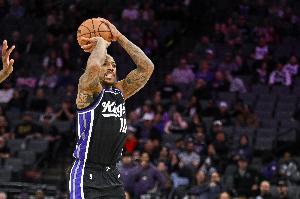 扛起球队!德罗赞半场11中8砍下21分4板5助 次节独得17分 配图