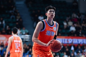 拼到5犯!邹阳11中7拿到18分9板 首节独得10分 配图
