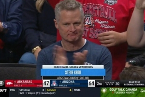 为母校助威!勇士主帅科尔现场观战亚利桑那VS阿肯色的NCAA16强战 配图