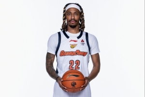 媒体人:广东内线高度不够外线3分不准 麦考尔只会冲筐压根没组织 配图