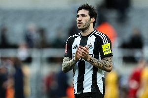 纽卡跟队记者：曼联将在今夏报价托纳利，队长B费也支持这笔引援 配图