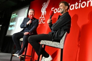 克洛普与达格利什等红军传奇共聚安菲尔德慈善赛特别活动 配图