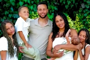 库里:有三胎后确实想要个老四 但怕妻子孕期血压高 当时也很犹豫 配图