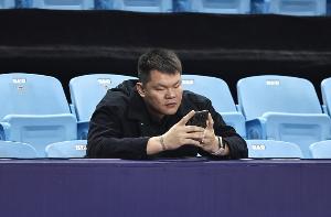 记者：广东看似输在最后实则内线决定成败 不补强内线前景堪忧 配图