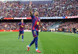 世体：巴萨与巴西队医沟通，已经谈到拉菲尼亚可能存在肌肉损伤 配图